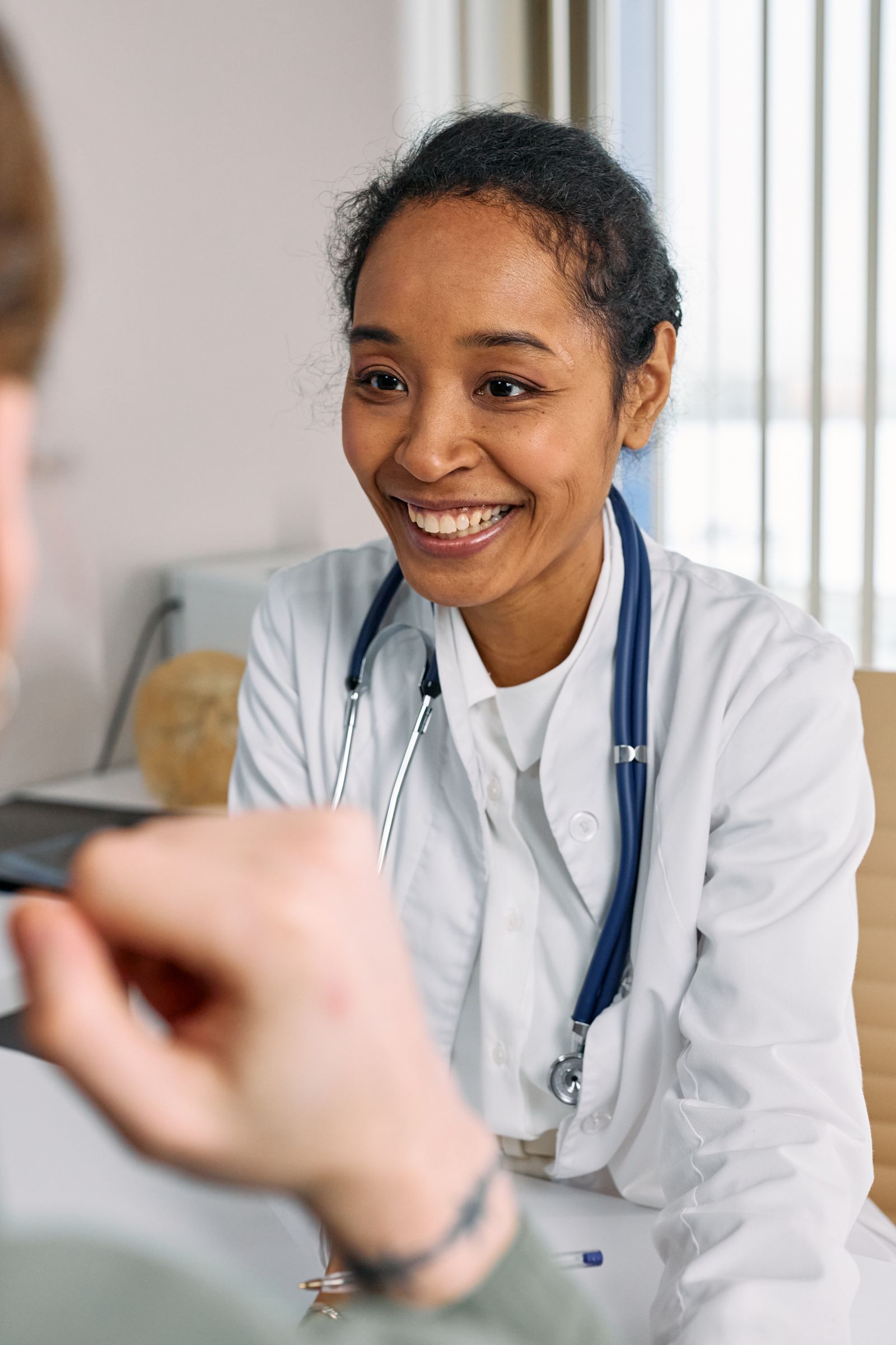 Ärztin im persönlichen Gespräch mit einem Patienten